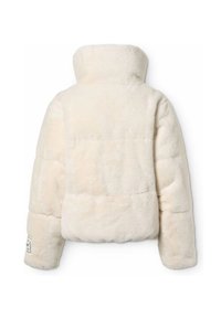 Giacca in pelliccia sintetica di colore crema con colletto alto, design trapuntato e forma quadrata. Presenta un piccolo etichetta sulla manica.