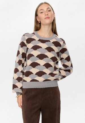 Pull en tricot avec un motif de nuage géométrique en gris, beige et marron. Doté d'un col et d'une base côtelés avec un bord festonné.