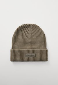 Olijfgroene gebreide muts met een ribbelontwerp en omgeslagen manche; heeft een logo-opdruk op de manche. Zachte textuur, casual stijl.