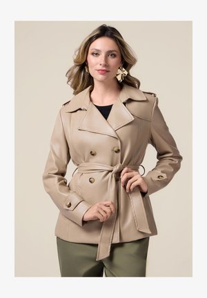 Abrigo de trench de imitación de cuero beige con cinturón en la cintura, botones de doble botonadura y hombreras. Textura suave y corte entallado.