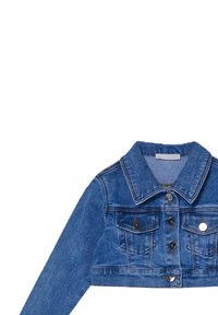 Giubbotto di jeans cropped in blu medio con colletto a punta, chiusura con bottoni e due tasche sul petto. Tessuto leggermente texturizzato con cuciture a contrasto.
