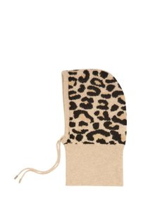 Cappello beige con motivo leopardato, caratterizzato da una consistenza morbida e chiusura con cordoncino. Sezione inferiore a coste in beige abbinato.