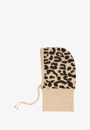 Cappello beige con motivo leopardato, caratterizzato da una consistenza morbida e chiusura con cordoncino. Sezione inferiore a coste in beige abbinato.