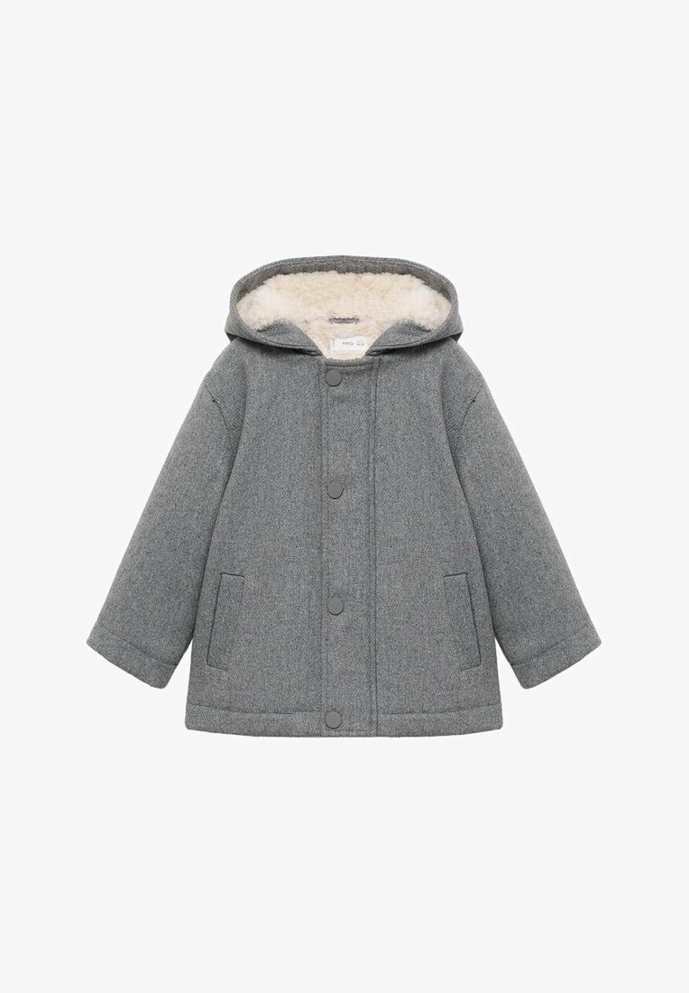 Sivkasto volneno plašč s krznjeno podlogo kapuce, pritisnimi gumbi in dvema stranskima žepoma. Ima široke rokave in raven kroj.