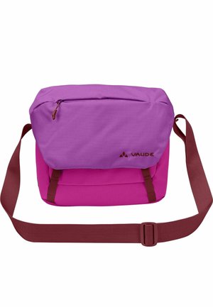 Kompakte rosa-lila Schultertasche mit verstellbarem bordeauxrotem Riemen und Reißverschlusstasche vorne, mit Vaude-Logo auf der Klappe versehen.