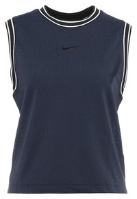 Granatowy bezrękawnik sportowy wykonany z siateczkowego materiału, z wysokim czarnym prążkowanym kołnierzem i białymi paskami na ramionach. Czarny logo na środku.