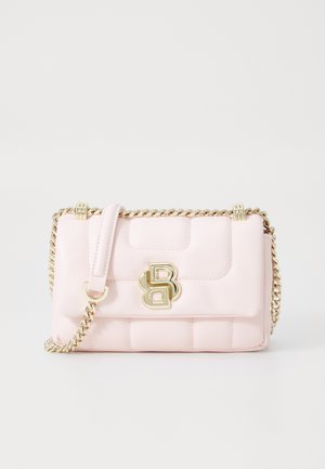 Rózsaszín, steppelt kézitáska arany lánccal, az elején arany logóval. Simább textúrájú és kompakt, téglalap alakú.