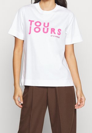 White cotton T-shirt featuring large pink block letters spelling "TOUJOURS ET À JAMAIS." Relaxed fit with short sleeves and side slits.