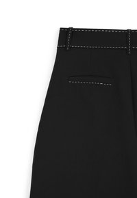 Pantaloni neri con una texture liscia, un taglio classico, cuciture bianche a contrasto lungo la vita e una tasca posteriore singola.