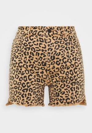 Pantalones cortos de mezclilla con estampado de leopardo en color marrón claro con manchas negras, que presentan un dobladillo deshilachado, diseño de cinco bolsillos y cierre de botón en la cinturilla.