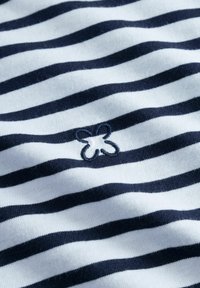 Marineblauw en witte gestreepte stof met een zachte textuur; heeft een klein marineblauw geborduurd vlinderpatroon op de stof.