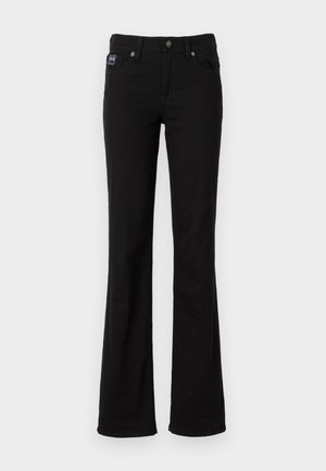 Sorte flagrende jeans laget av bomullsblandingsstoff. Har en frontlukking med knapp, fem lommer og en subtil logo merkelapp på linningen.