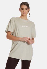 SQUATPROOF LOGO MID PUMP COVER - T-shirt med print - beige