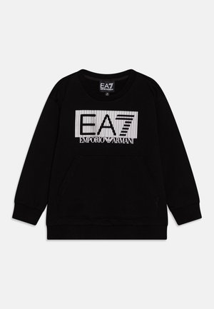 Czarna bluza z długim rękawem z białym logo EA7 Emporio Armani oraz kieszenią typu kangur z przodu, rozmiar 44 oznaczony wewnątrz kołnierza.