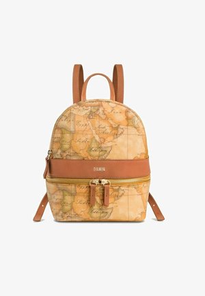 Zaino in pelle marrone con stampa di una mappa del mondo vintage, zip dorate e spallacci regolabili. Superficie tattile con accenti lisci.
