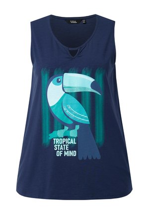 Top sin mangas azul marino con un gran gráfico de tucán en tonos azul y verde azulado posado en una rama sobre el texto "Estado de ánimo tropical."