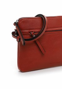 Clutch bag in pelle rossa con superficie testurizzata, chiusura con zip e tracolla rimovibile con un accento hardware circolare.