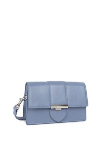 Borsa a mano in pelle blu con un design strutturato, dotata di chiusura a patta, hardware in argento e tracolla rimovibile. Texture liscia, accenti minimi.