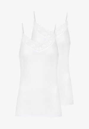 Twee witte damescamisoles met dunne bandjes en kantafwerking langs de V-hals, over elkaar heen gelegd op een witte achtergrond.