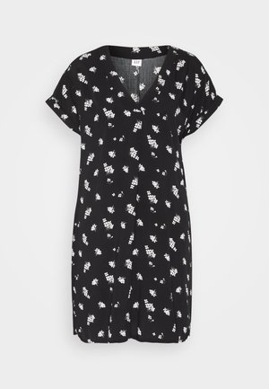 Robe noire avec un col en V et des manches courtes retroussées. Caractérisée par un motif floral blanc, une coupe ample et un devant plissé. Texture de tissu douce.