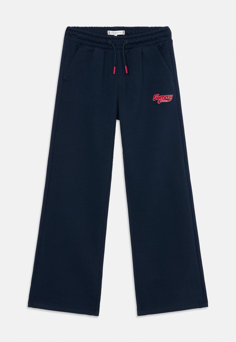 Suenças azuis-navy com um cós elástico e cordão vermelho. Apresenta um pequeno logo vermelho "Tommy" na perna esquerda e bolsos laterais.