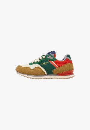 Sneaker con una combinazione di colori verde, rosso e crema. Caratterizzato da materiali in camoscio e rete, lacci visibili e una suola ammortizzata.