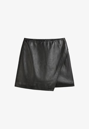 Schwarzer Leder-Minirock mit Wickeldesign, ausgestattet mit glatter Textur, einem verdeckten Reißverschluss auf der Rückseite und sauberer Kantennaht.
