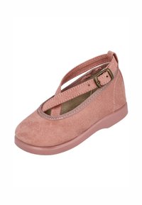 Zapato infantil de ante rosa con puntera redondeada, correa ajustable con hebilla que cruza la parte superior y suela de goma plana.