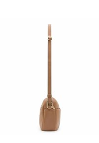 Bolso cruzado de cuero marrón claro con un acabado texturizado, correa ajustable y herrajes en tono dorado. Forma compacta con un detalle de bolsillo lateral.
