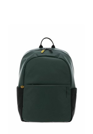 Sac à dos vert foncé et noir avec une poignée supérieure, une poche avant zippée et des tirettes de fermeture éclair jaunes sur un fond blanc uni.