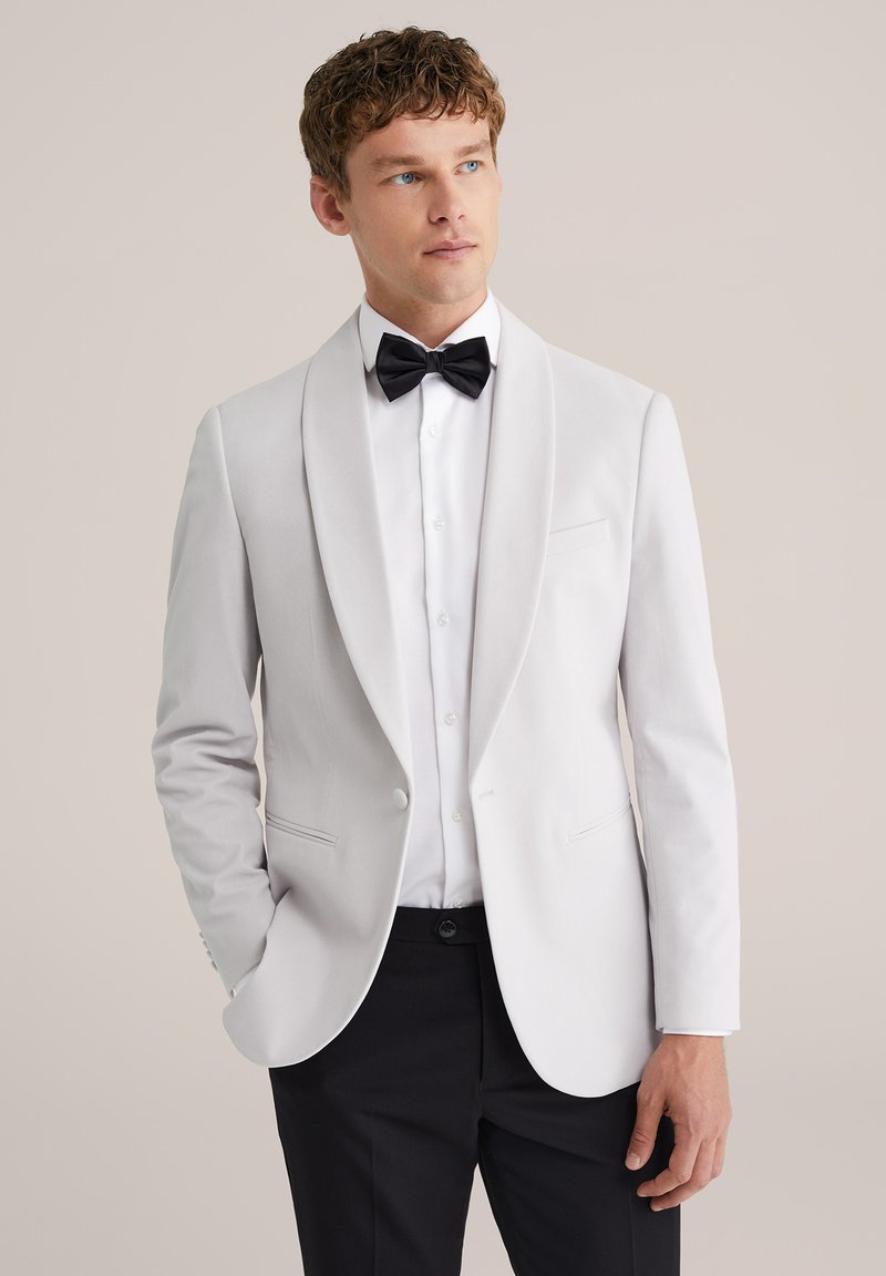 Valge smokijakk satiinist šaalikaelusega, ühe nupuga kinnitamine ja kaks küljetaskut, kombineeritud valge fraki särgi ja musta nööbiga. 