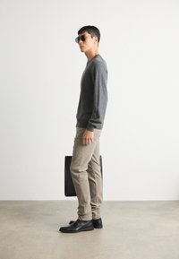 GANT Strikkegenser - dark grey melange