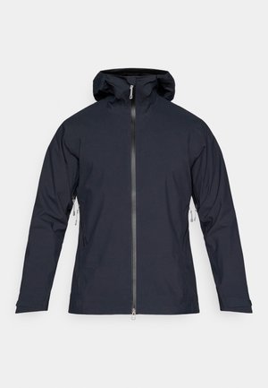 Casaco impermeável azul-marinho com gola alta e capuz, fecho frontal com zipper e proteção para o queixo, e dois bolsos laterais com fecho de correr. Textura suave.