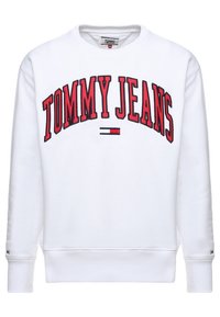 Weißer Sweatshirt mit "TOMMY JEANS" in fettem roten Schriftzug über der Brust, dazu ein kleines rot-weiß-blaues Logo auf dem Ärmel. Glatte Textur.