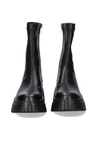 Botas de tobillo negras en suave cuero sintético, con cierre de cremallera, cuello alto y una suela de plataforma texturizada y estriada.