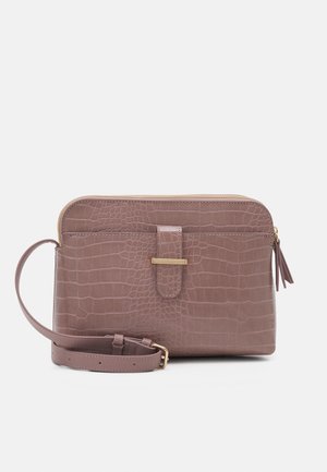 Mauve schoudertas met krokodillenstructuur, gouden gespdetails, ritsluiting en verstelbare schouderband op een witte achtergrond.