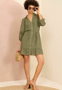 Love & Roses DOBBY DETAIL 3/4 SLEEVE MINI-REGULAR FIT - Marškininė suknelė - khaki green