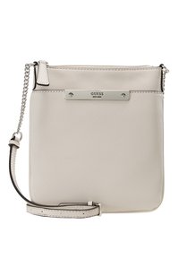 Bolso crossbody beige de Guess con acabado texturizado, bolsillo con cremallera en la parte frontal, cadena plateada y correa de cuero, y placa de logo metálica en la parte delantera.