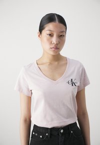 Calvin Klein Jeans MONOLOGO V NECK TEE - Print T-shirt - rose