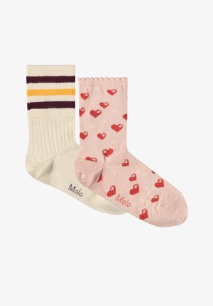 Dos calcetines tobilleros uno al lado del otro: uno crema con rayas amarillas y moradas oscuras, el otro rosa con estampados de corazones rojos, ambos de la marca "Molo."