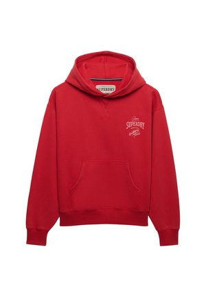 Rode hoodie met voorzak en klein wit Superdry-logo op de linkerborst.