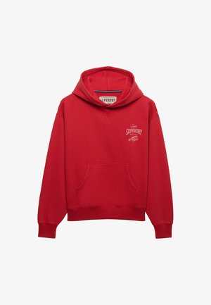 Rode hoodie met voorzak en klein wit Superdry-logo op de linkerborst.