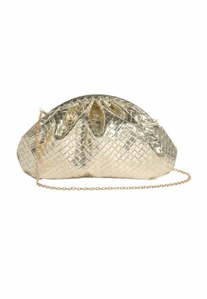 Geantă clutch din piele aurie împletită cu partea superioară strânsă și curea subțire din lanț auriu pe fundal alb.