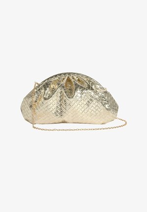 Geantă clutch din piele aurie împletită cu partea superioară strânsă și curea subțire din lanț auriu pe fundal alb.