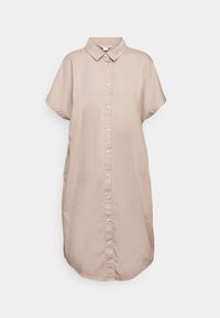 Robe chemise à manches courtes beige clair, fabriquée en tissu doux, avec un devant à boutons, un col classique et des poches latérales.