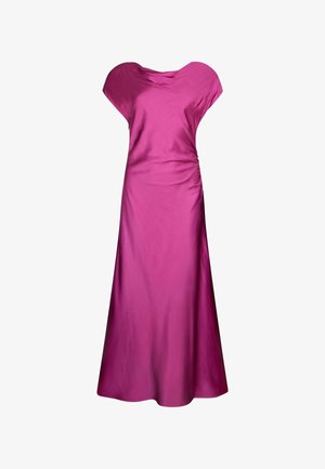 Vestido largo hasta el suelo de seda magenta con mangas cortas tipo capa, ligero drapeado en el escote y los costados, y cintura ajustada.