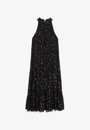Svart ermeløs kjole med volangkant ved halsen. Den har flerfargede prikkemønstre, en flytende silhuett og en flerlags kant.