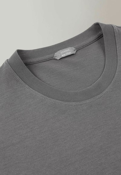 T-shirt in cotone grigio con collo rotondo. Il tessuto appare liscio e morbido, con un'etichetta all'interno che indica "ZANONE icecotton".