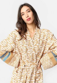 MAЯSIKØH ITHAKI - Hommikumantel - caramel