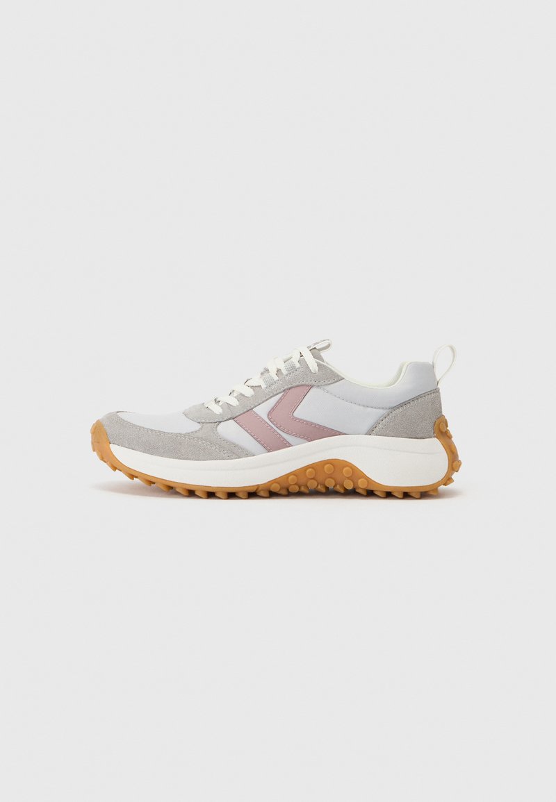 Sneakers skórzane i tekstylne w kolorze szarym i białym, z różowymi akcentami, teksturowaną podeszwą oraz wyściełanym kołnierzem dla wsparcia.